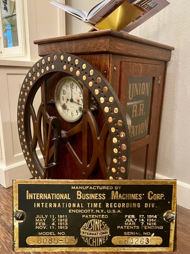 Orologio marcatempo IBM totalmente in legno con meccanismo Bundy Orologio marcatempo IBM totalmente in legno con meccanismo Bundy